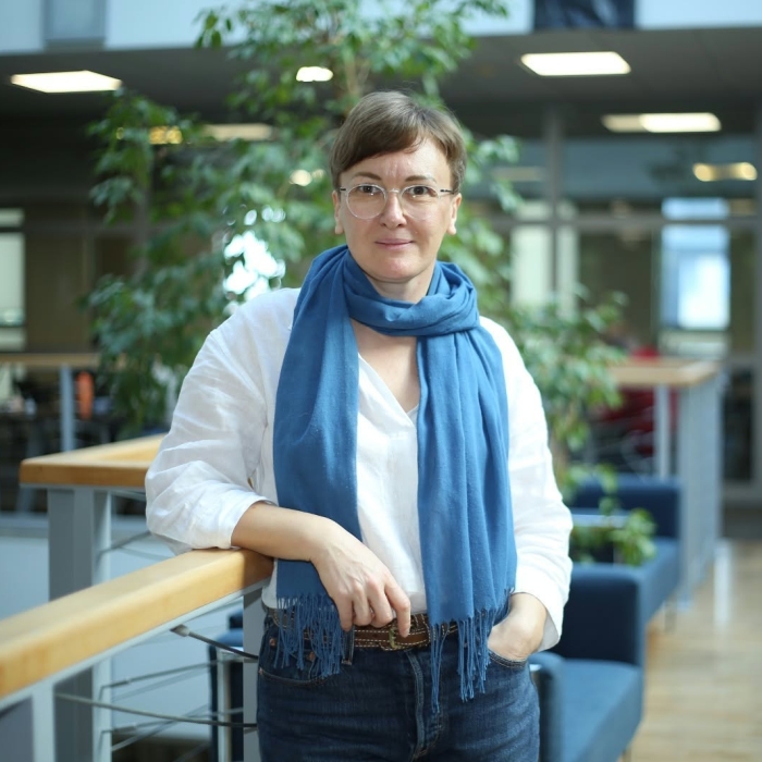 Color indoor portrait photo of Magdalena Sikorska